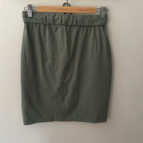 RW&Co 4 Way Stretch Skirt - Picture 2 of 4